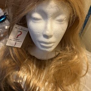 Blonde wig from Starcourtyard